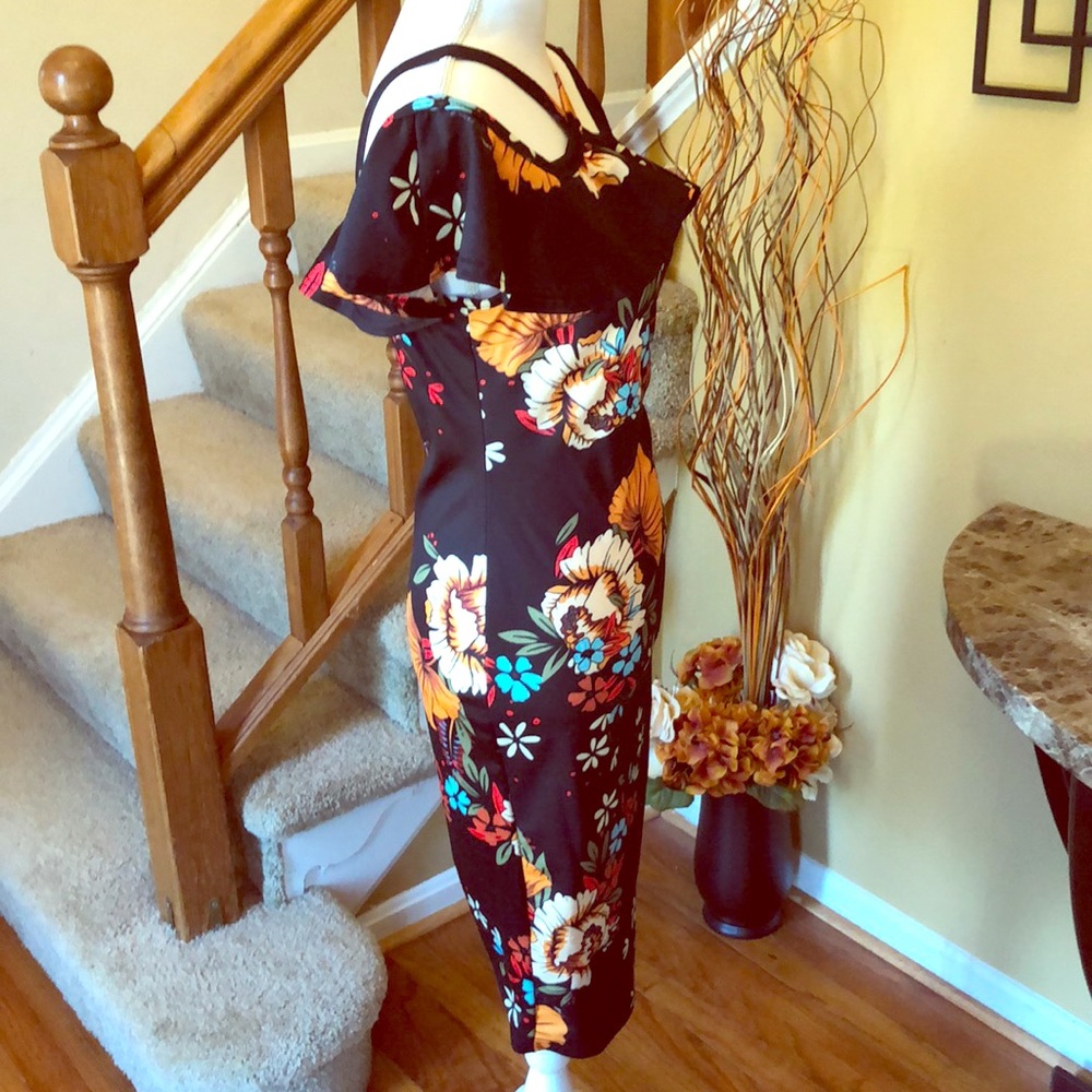 Cold-Shoulder Floral Ruffle Halter Dress - Picture 5 of 8